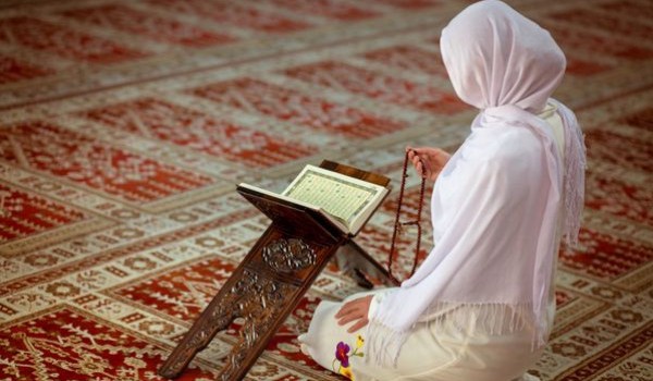 حكم كشف قدم المرأة في الصلاة