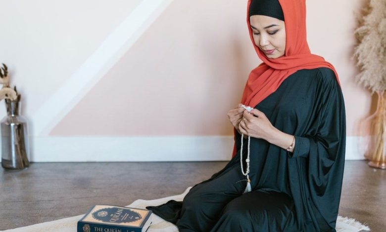 حكم كشف قدم المرأة في الصلاة