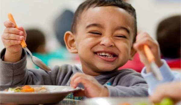 حكم كفالة اليتيم في البيت