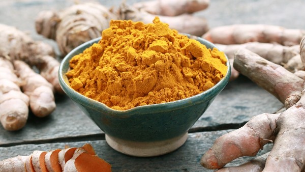 أضرار الكركم للشعر