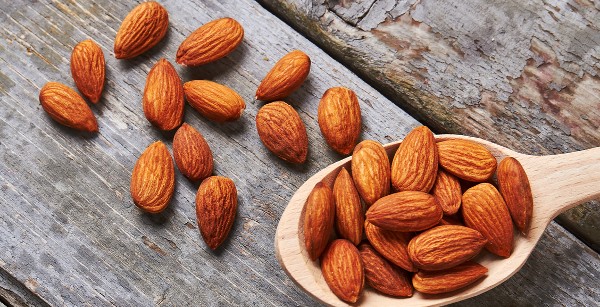 أضرار اللوز للحامل في الشهور الأولى