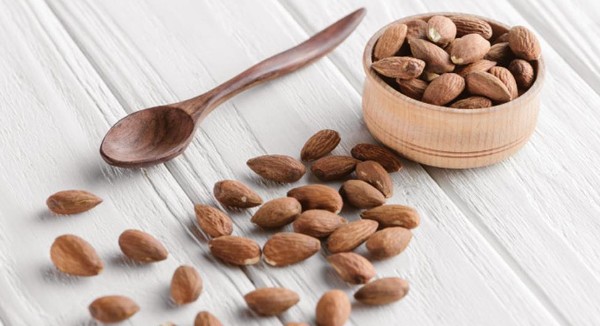 أضرار اللوز للحامل في الشهور الأولى