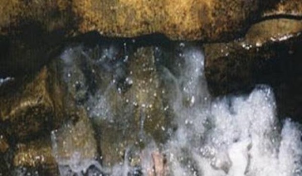 أول من اكتشف بئر زمزم