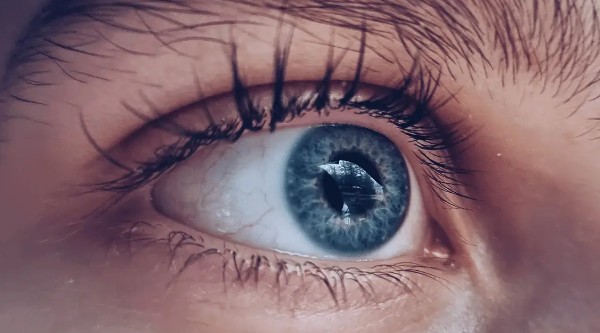 العيون المبطنة