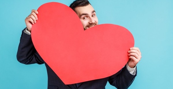 علامات تفضح اعجاب الرجل بالمرأة من بعيد