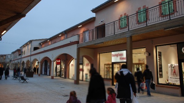 محلات اوت لت قريه لافالي في باريس