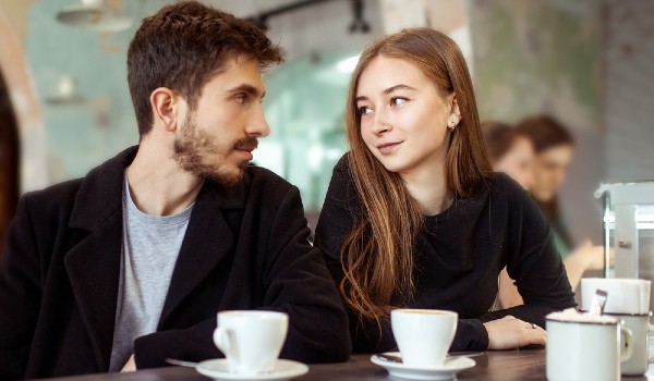 كيف اعرف أنها تحبني