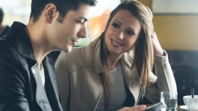 كيف أعرف أنه يحبني وهو يتجاهلني ؟