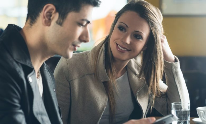 كيف أعرف أنه يحبني وهو يتجاهلني ؟