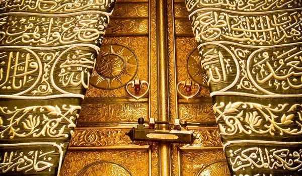 ما الذي يوجد داخل الكعبة