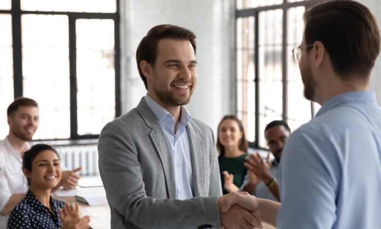 رسالة تهنئة بالعمل للأصدقاء