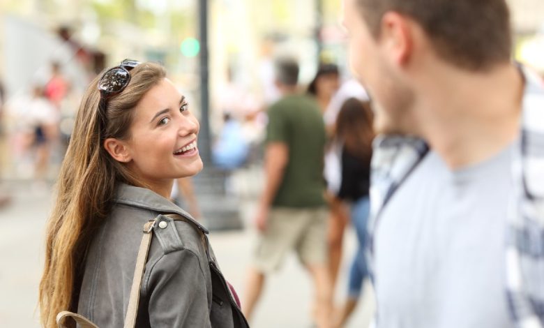 كيف تبدأ محادثة مع فتاة لا تعرفها