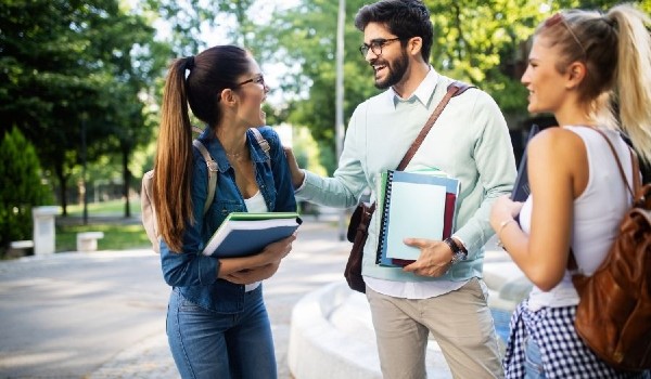 كيف تتكلم مع فتاة لأول مرة وماذا أقول؟