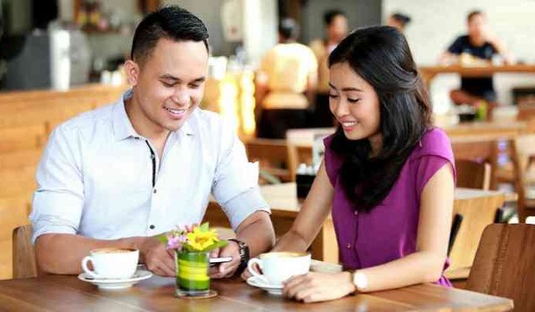 كيف تتعرف على فتاة في الطريق ؟