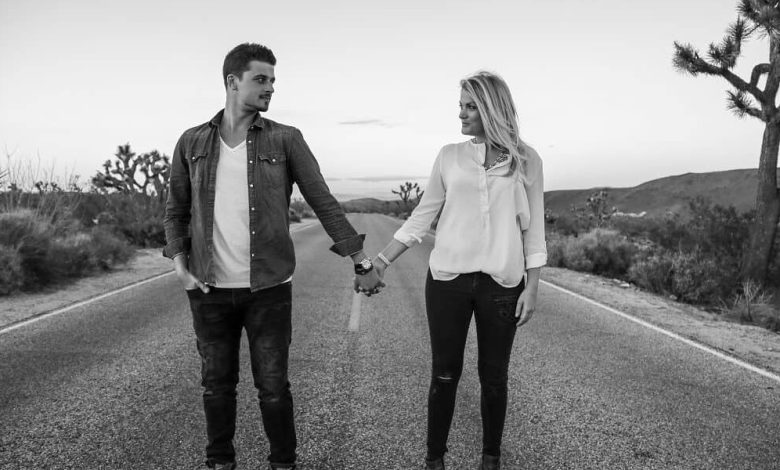 كيف تتعرف على فتاة في الطريق ؟