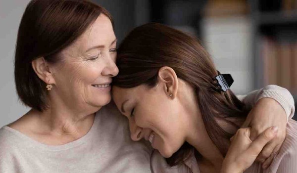 حالات عن الام وبنتها